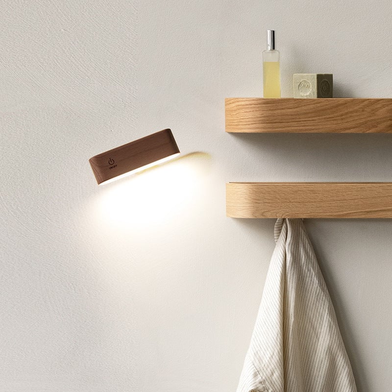 Skrivbordslampa i massivt trä med magnetisk laddning